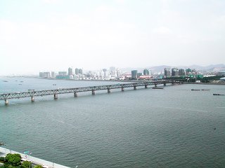 長江と武漢の町