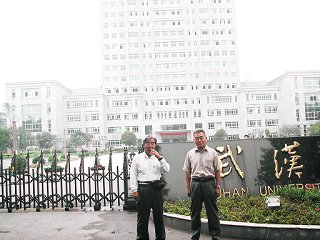 武漢科学技術大学正門前にて、辻川教授と筆者